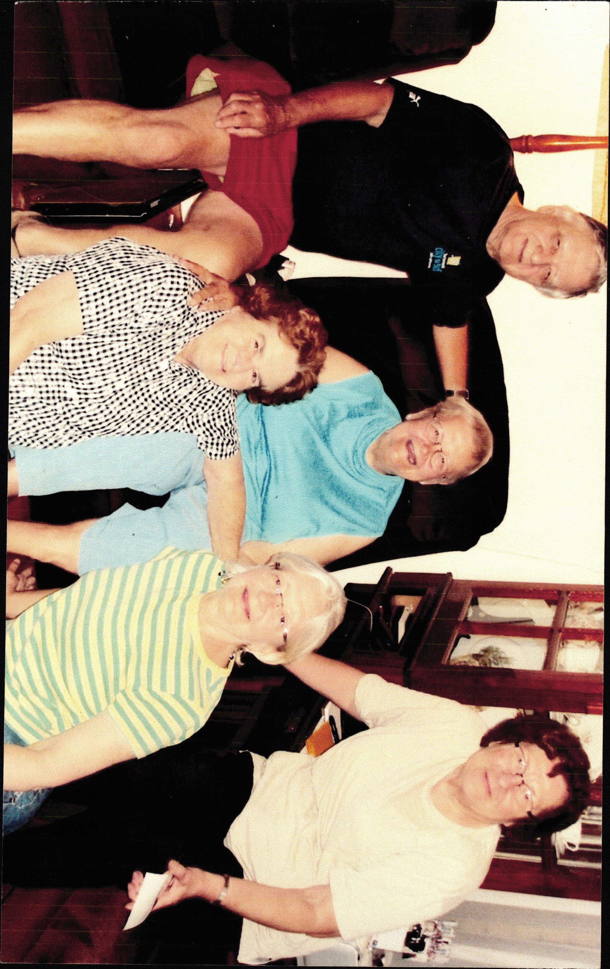 D.Vallena (centrā) ar draugiem un domubiedriem. 21.gs. sākums